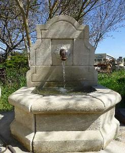  FONTAINE EN PIERRE BLANCHE DE PROVENCE. 