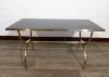 TABLE BASSE EN LAITON ET OPALINE NOIRE. 1950/1960