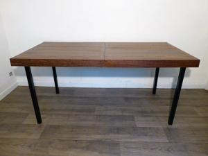 GRANDE TABLE A MANGER VINTAGE EN PALISSANDRE ET METAL.