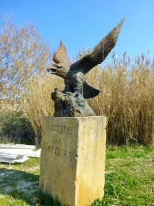 MAJESTUEUSE STATUE D’AIGLE EN BRONZE. 