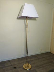 LAMPADAIRE TRIPODE EN LAITON 1960.