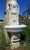 FONTAINE SCULPTEE EN MARBRE BLANC.