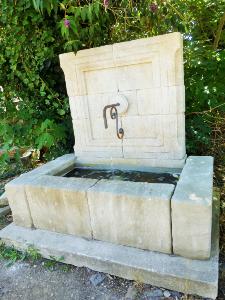 FONTAINE CARRE EN PIERRE 