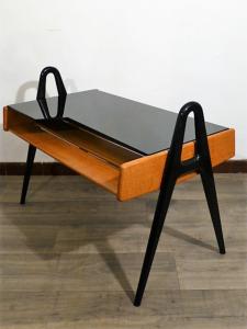 TABLE BASSE LOUIS PAOLOZZI EN BOIS ET OPALINE NOIRE. 1960