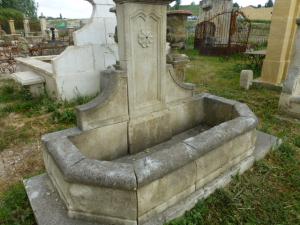 FONTAINE HAUTE EN PIERRE DE CASSIS.