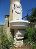 FONTAINE SCULPTEE EN MARBRE BLANC.