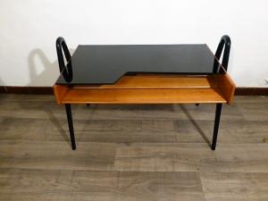 TABLE BASSE LOUIS PAOLOZZI EN BOIS ET OPALINE NOIRE. 1960