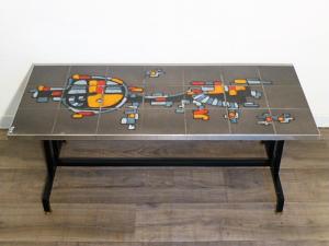 TABLE BASSE EN CERAMIQUE ET METAL. SIGNEE ADRI 1970