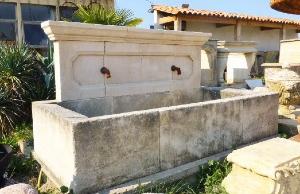 ANCIEN LAVOIR PROVENCAL EN PIERRE BLANCHE.