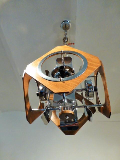 Lustre Bois Et Metal : Tr?s beau lustre en bois et lamelles de m?tal chrom? datant des Lustre Bois Et Metal : Tr?s beau lustre en bois et lamelles de m?tal chrom? datant des
