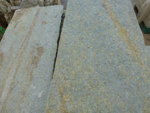 DALLE EN PIERRE DE GNEISS.