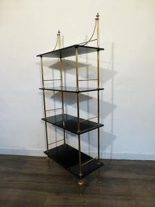 ETAGERE EN LAITON ET OPALINE NOIRE MAISON BAGUES.1960