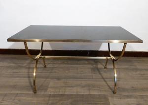 TABLE BASSE EN LAITON ET OPALINE NOIRE. 1950/1960