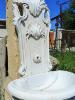 FONTAINE SCULPTEE EN MARBRE BLANC.