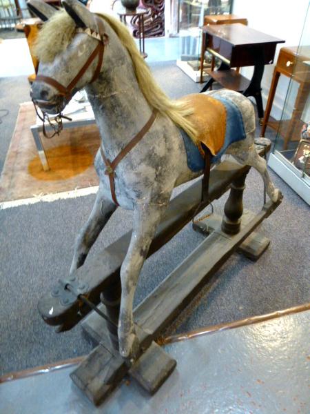 Berceau Bois Ancien A Bascule A Vendre : ANCIEN CHEVAL A BASCULE EN BOIS PEINT. D?but XX?me Si?cle. Berceau Bois Ancien A Bascule A Vendre : ANCIEN CHEVAL A BASCULE EN BOIS PEINT. D?but XX?me Si?cle.