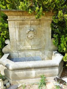 GRANDE FONTAINE BACCHUS EN PIERRE BLANCHE DE CASSIS.