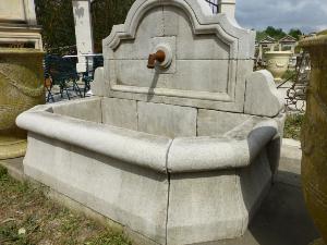 FONTAINE EN PIERRE BLANCHE DE CASSIS.