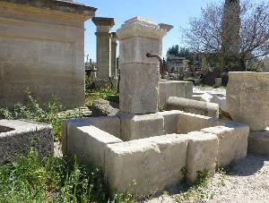 FONTAINE HAUTE EN PIERRE DE PROVENCE.