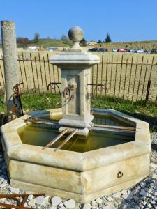 FONTAINE CENTRALE PROVENCALE EN PIERRE BLANCHE NATURELLE.
