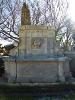 GRANDE FONTAINE PROVENCALE EN PIERRE BLANCHE.