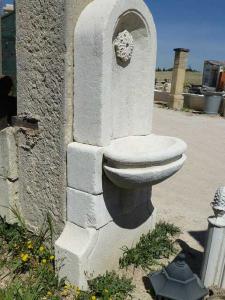 FONTAINE EN PIERRE BLANCHE DE PROVENCE