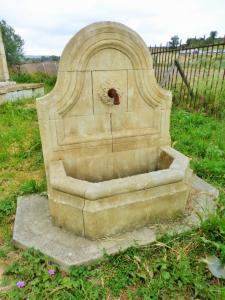 FONTAINE EN PIERRE BLANCHE DE CASSIS.