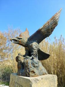 MAJESTUEUSE STATUE D’AIGLE EN BRONZE. 