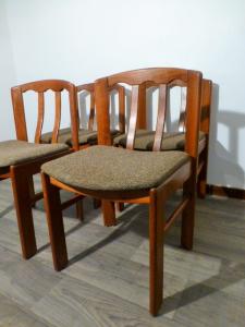 4 CHAISES VINTAGE EN BOIS. 1970.