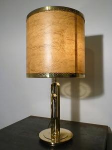 LAMPE  MODERNISTE EN BRONZE DORE ET LAITON. 1960