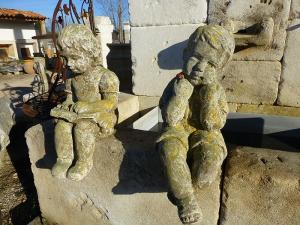 STATUES ENFANT EN PIERRE. 