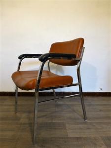 FAUTEUIL VINTAGE MARRON ET NOIR. 1970.