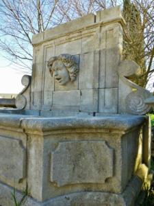 GRANDE FONTAINE PROVENCALE EN PIERRE BLANCHE.