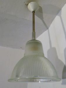 SUSPENSIONS VINTAGE HOLOPHANE EN METAL ET VERRE. 1970